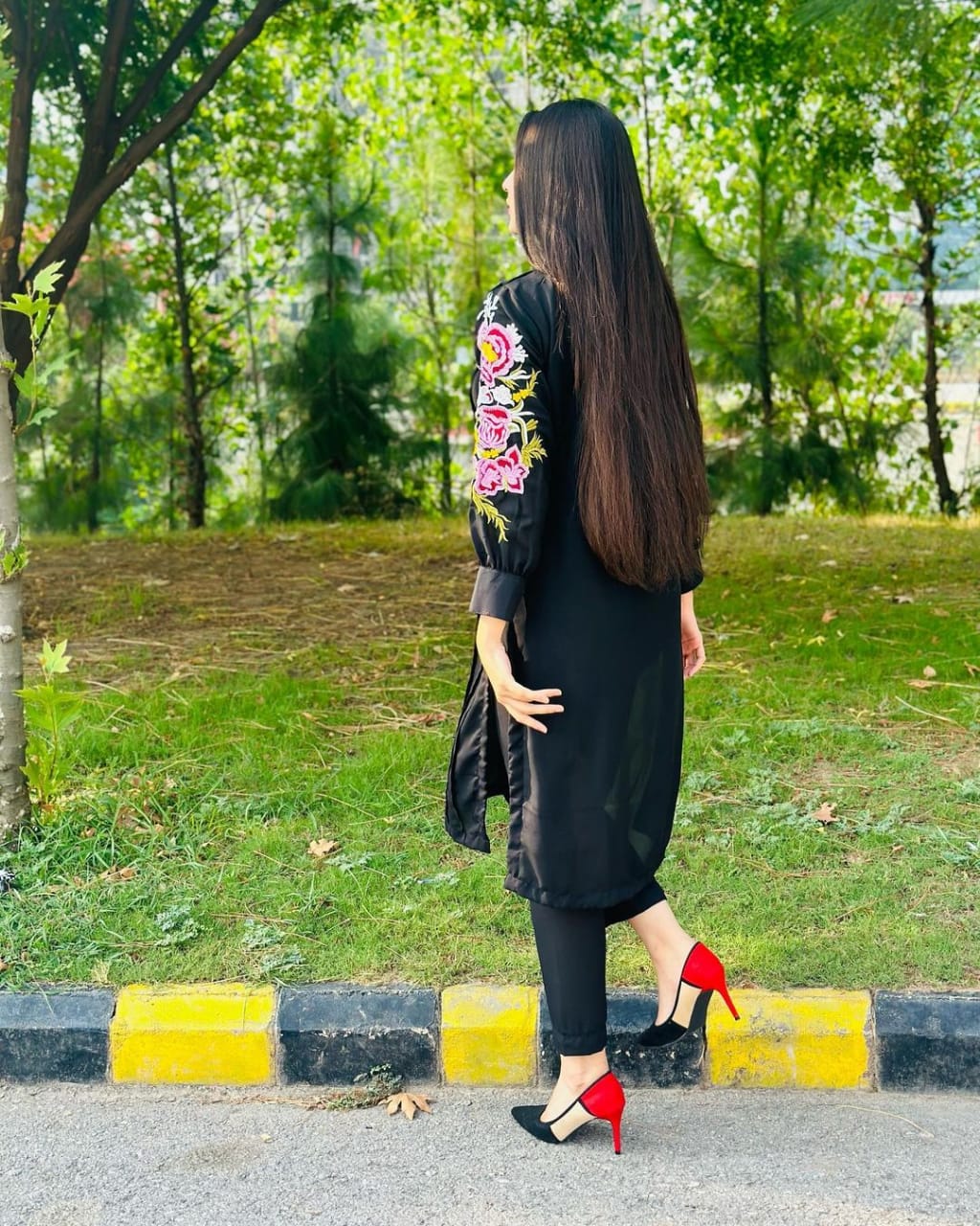 Premium Black Linen Embroidered 2-Piece – Hina Collection