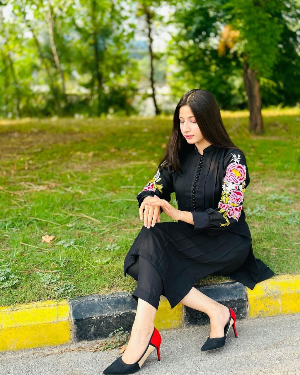 Premium Black Linen Embroidered 2-Piece – Hina Collection