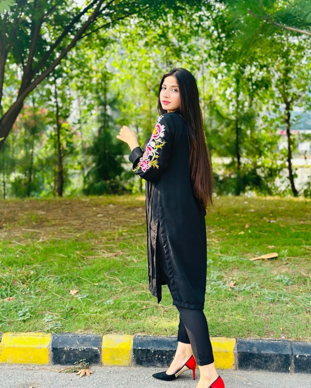 Premium Black Linen Embroidered 2-Piece – Hina Collection